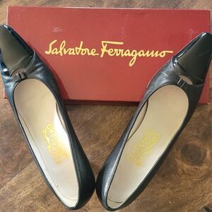 Vintage Salvatore Ferragamo Black Leather & Patent Toe Kitten Heel With Bow 8 AA